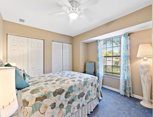 551 6th St, Vero Beach, FL 32962-1862