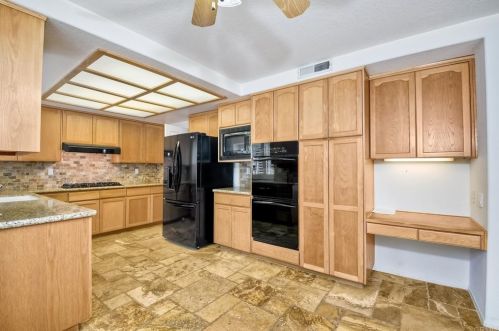 5015 Nighthawk Way, Oceanside CA 92056-5446 exterior