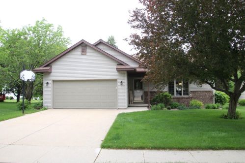 1061 Holly Tree Ln, Fond Du Lac, WI 54935-8009