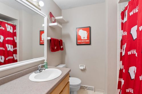 1566 Dover Dr, Waukesha WI  53186-6332 exterior