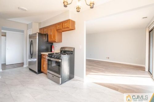 109 Sharon Garden Ct, Woodbridge NJ  07095-4308 exterior