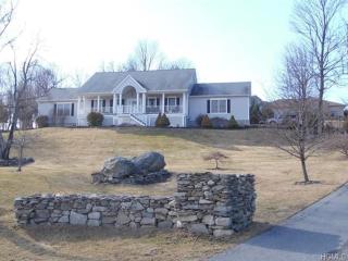15 Rue De Vin Dr, Marlborough, NY 12542-5952