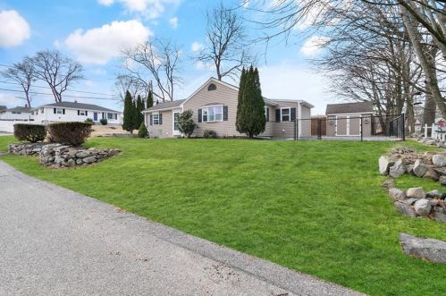 4 Rhode Island Ave, Cumberland RI  02864-5720 exterior