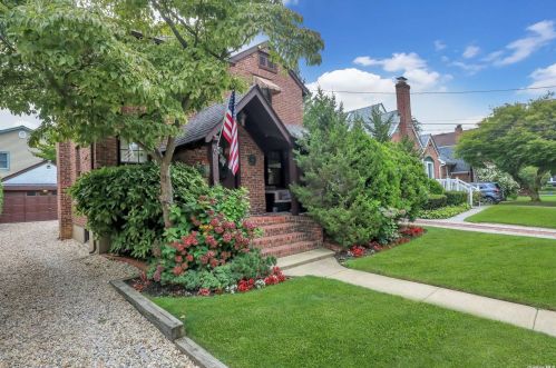 36 Lowell St, Lynbrook, NY 11563-1131