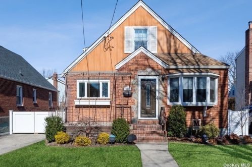 159 Willow St, Floral Park, NY 11001-3601