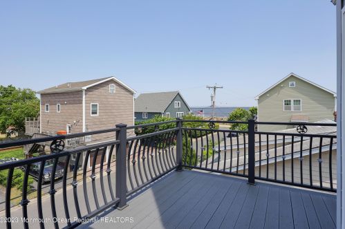 8 Benton Ave, Leonardo NJ  07737-1403 exterior