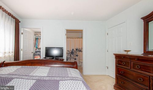 1564 Goldenrain Ct, Herndon VA  20190-4036 exterior