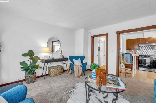 1042 Foothill Blvd, Oakland CA  94606-3016 exterior