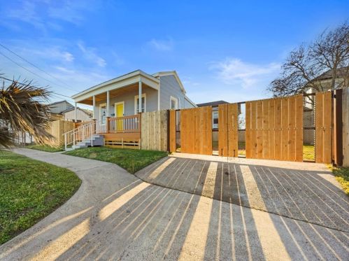811 40th St, Galveston, TX 77550-3805