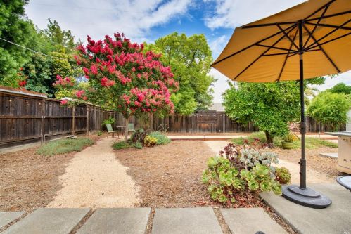 311 Edgewood Dr, Vacaville CA  95688-3602 exterior