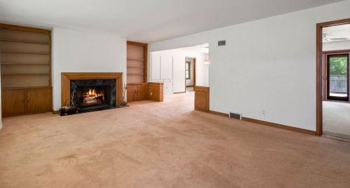 8040 Lake Dr, Milwaukee, WI 53217-2916