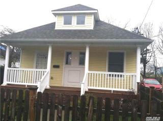 119 1st Ave, Bayshore, NY 11706-6727
