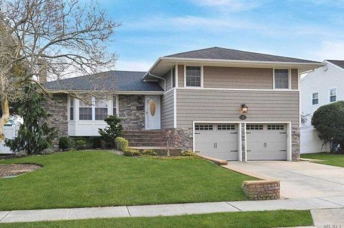 38 Bounty Ln, Muttontown, NY 11753-2208