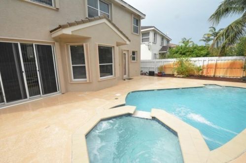 15882 24th St, Hollywood, FL 33027-4267