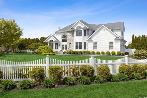 1 Rye Field Ct, Mount Sinai, NY 11766-2340
