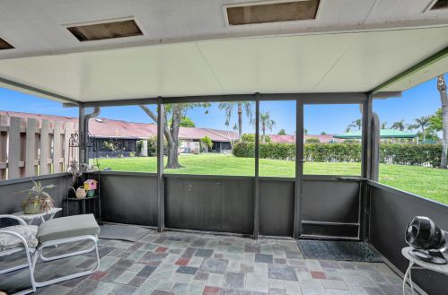 7 Farnworth Dr, Boynton Beach FL  33426-8121 exterior