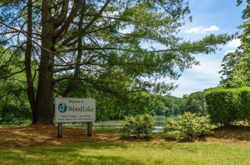 42 Clubhouse Dr, Woodbury CT  06798-3205 exterior
