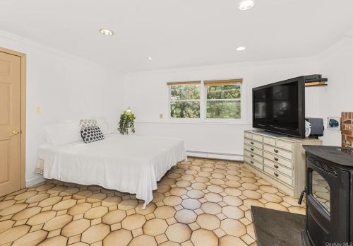 2687 Old Yorktown Rd, Yorktown Hgts NY  10598-3136 exterior