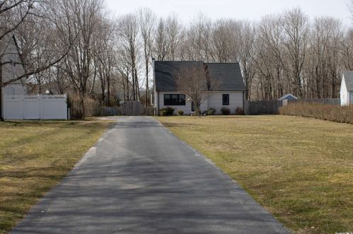 1735 Cedarfields Dr, Greenport, NY 11944-2127