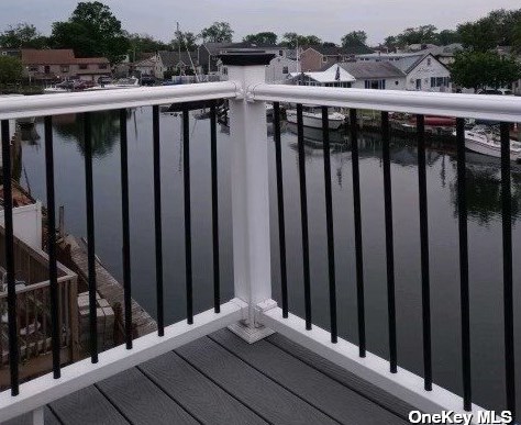 695 9th St, North Lindenhurst NY  11757-5543 exterior