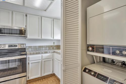 416 Blackberry Ln, Pinole, CA 94564-2363