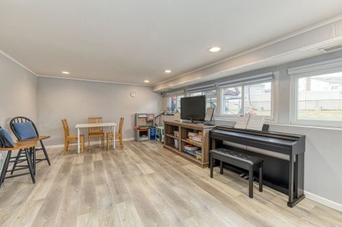 23 Corona Dr, Bethpage NY  11714-4547 exterior