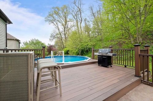 1015 Noble Pne Ct, Trafford PA 15085-9786 exterior