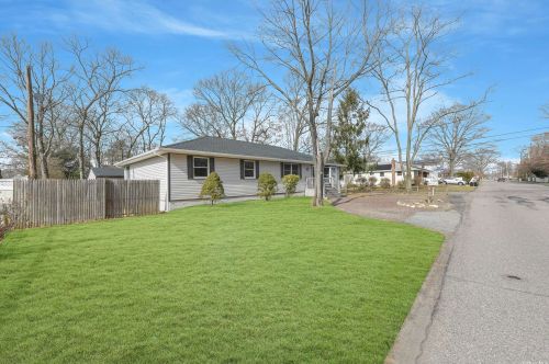 1514 Grundy Ave, Holbrook, NY 11741-2117