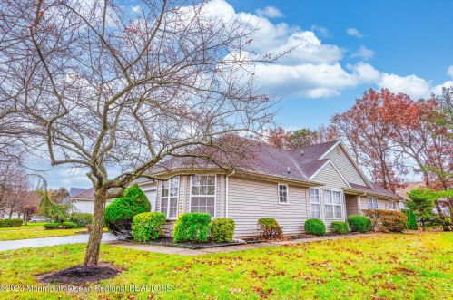 21 Pine Hollow Ln, Lakewood, NJ 08701-5714
