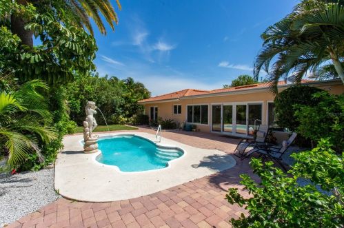 12050 4 St, Saint Petersburg FL  33706-4426 exterior