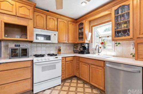 180 Grenville St, Woodbridge NJ  07095-1834 exterior