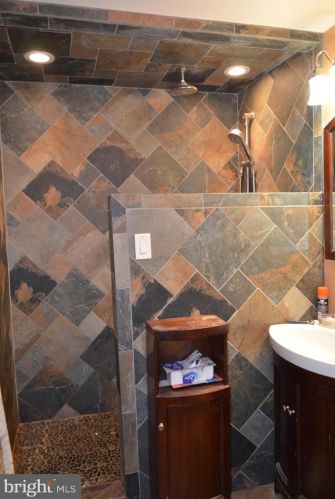 19 Marmic Dr, Southampton PA 18966-1728 exterior