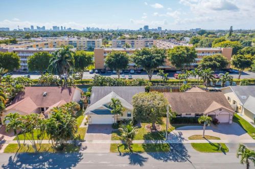 216 9th St, Dania Beach FL  33004-4439 exterior