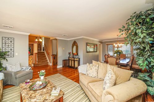 905 Edgewood Dr, Westbury, NY 11590-5450
