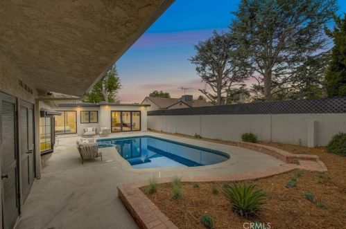 16627 Gilmore St, Van Nuys CA  91406-5610 exterior