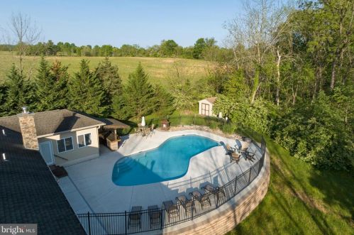 2975 Burton Dr, Gilbertsville PA  19525-9694 exterior