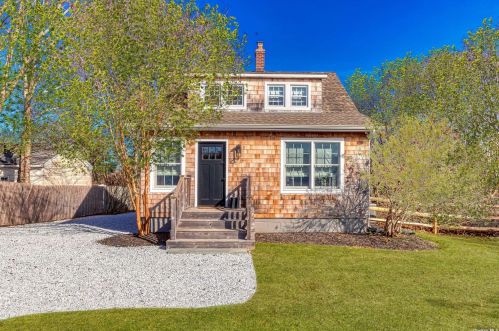 1305 Pequash Ave, Nassau Point, NY 11935-1427