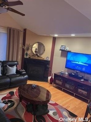 272 Knollwood Ln, Seaford NY  11783-1025 exterior