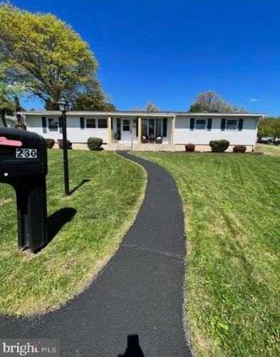 230 Eisenhower Dr, Molino, PA 17961-1611