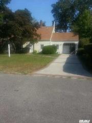 689 Bryant St, Westbury, NY 11590-4403