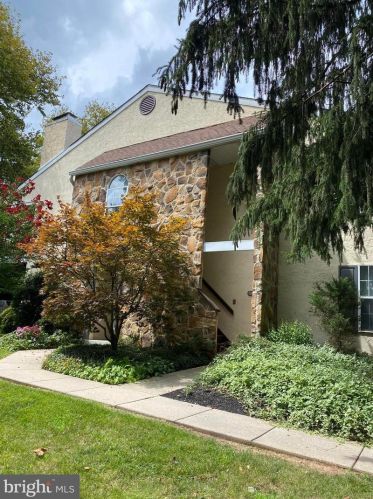 214 Valley Stream Ln, Wayne, PA