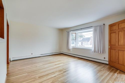 71 Ellen St, Bethpage NY  11714-2924 exterior