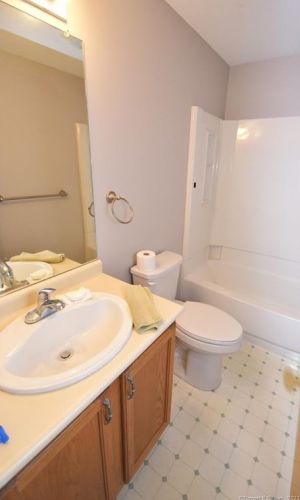 33 Summersweet Dr, Glastonbury CT  06033-5203 exterior