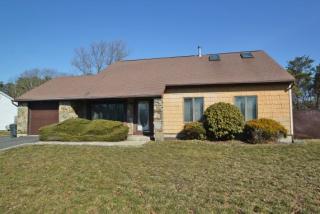 31 Shadow Grove Ln, Holbrook, NY 11741-5608