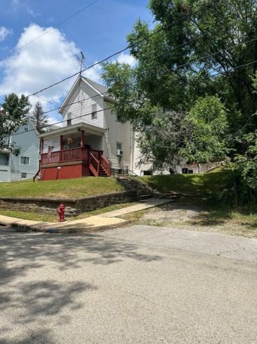 801 Cowan Ave, Jeannette, PA 15644-1622