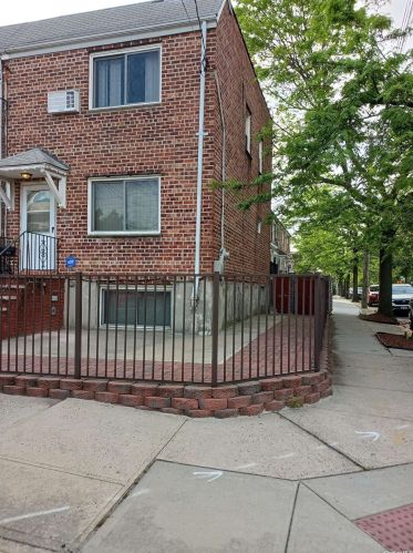 134-26 Sitka St, Jamaica, NY 11417-2427
