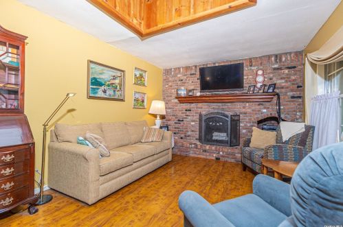 32 Bellview Ave, Brookhaven, NY 11719-9720