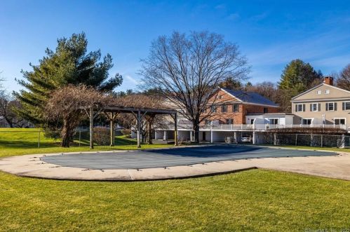 594 Mountain Rd, Hartford CT  06111-1410 exterior