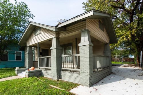 1235 Elmwood Ave, Fort Worth, TX 76104-5734