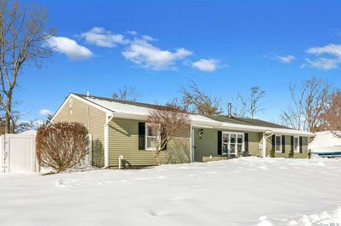 26 Ashland St, Mount Sinai, NY 11766-2902